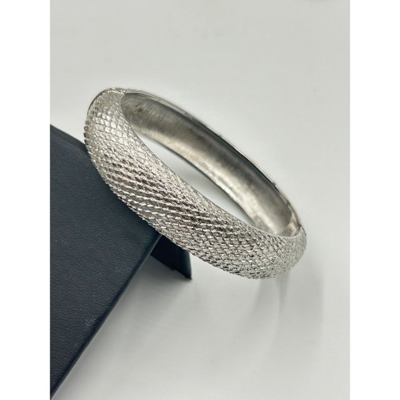 Vintage MONET Signed Hinged Bangle Bracelet Silver Tone Fish Scales Pattern - Picture 9 of 9